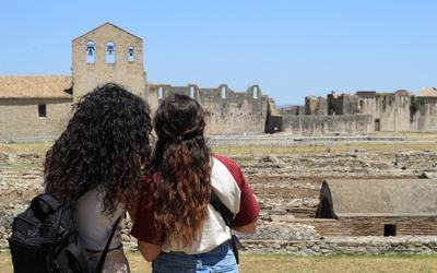 Un faro in mezzo al mare: un parco archeologico e un ponte sospeso