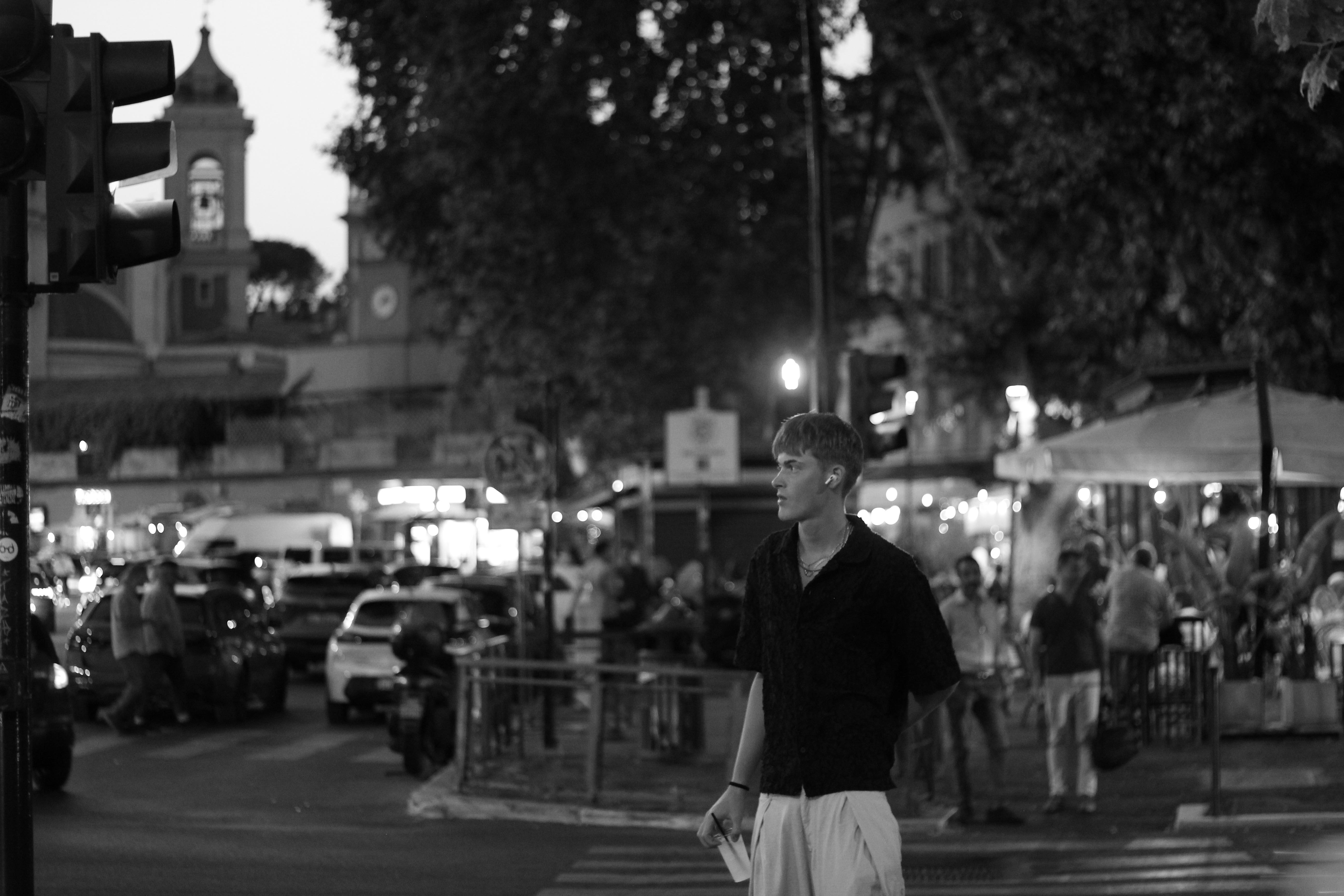 ragazzo che attraversa la strada